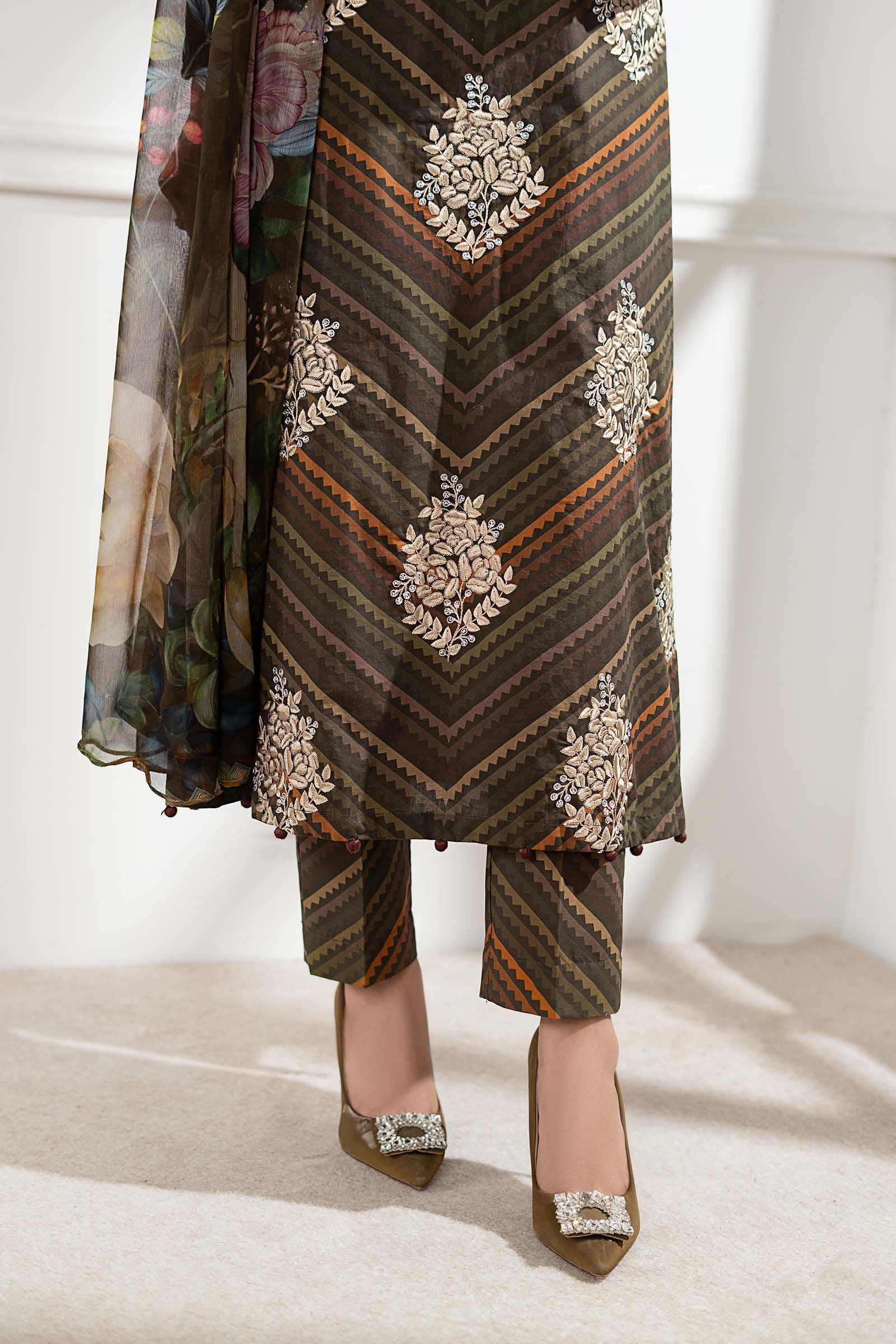 Asim jofa - 3 Piece Embroidered Lawn Suit - Image 4