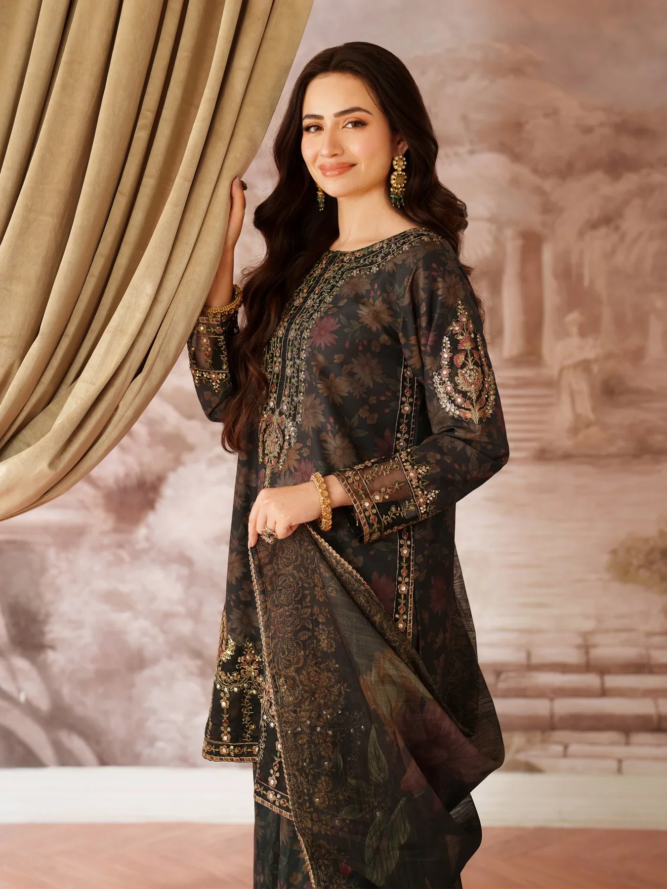 MOHAGNI - 3PC LAWN EMBROIDERED SHIRT WITH MANAAR PRINTED DUPATTA AND TROUSER - 999-BLK - Image 10