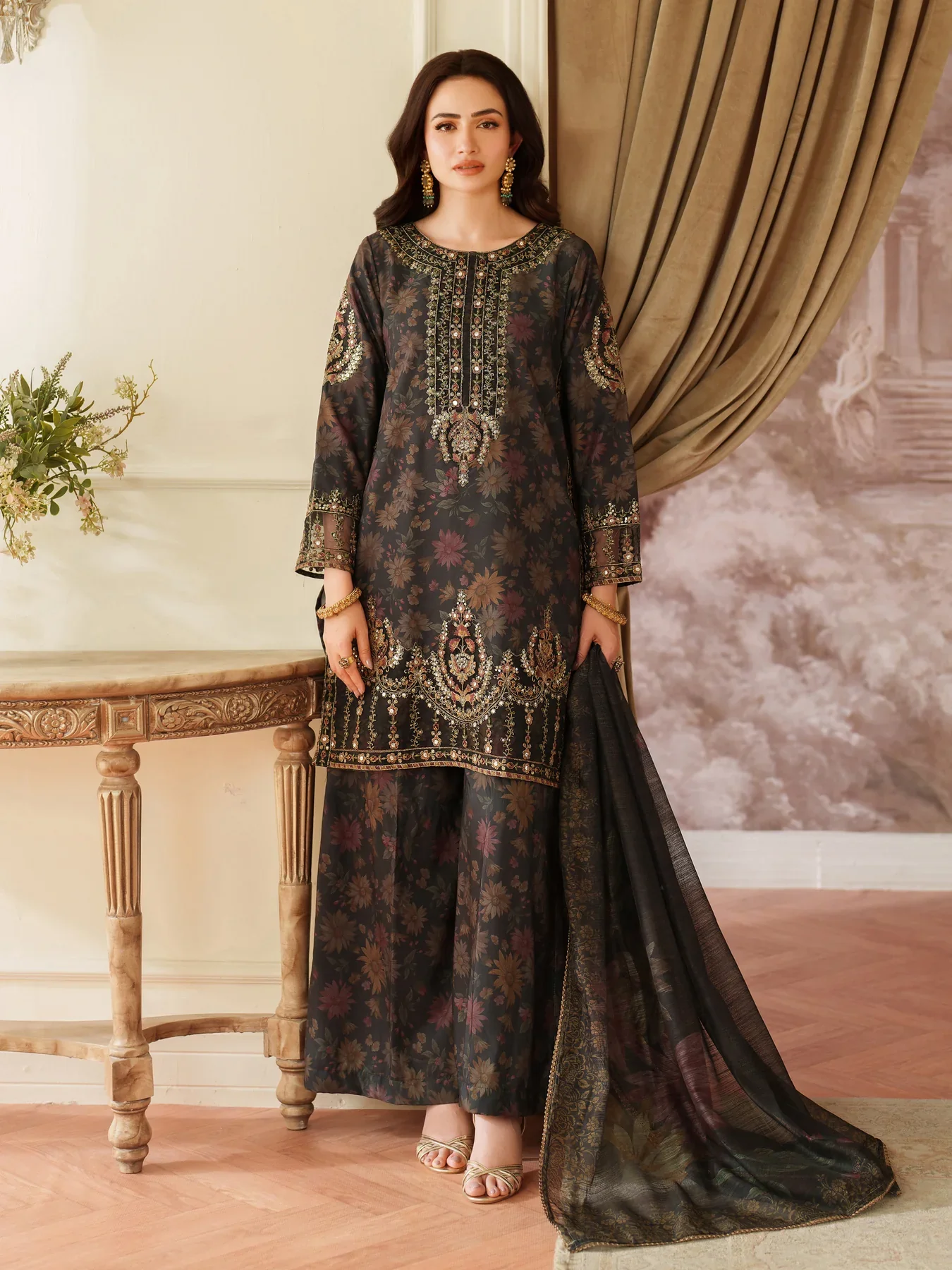 MOHAGNI - 3PC LAWN EMBROIDERED SHIRT WITH MANAAR PRINTED DUPATTA AND TROUSER - 999-BLK - Image 3