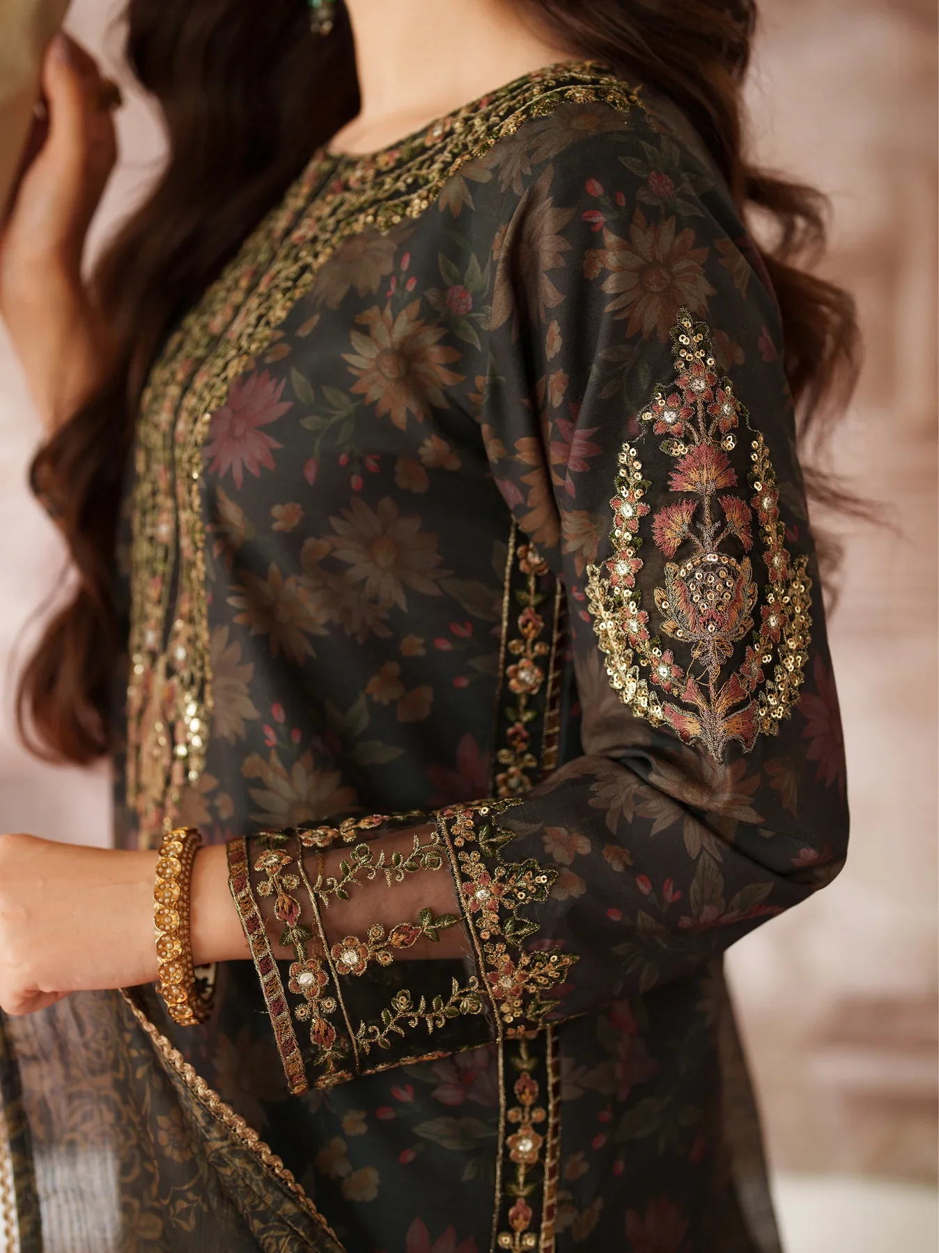 MOHAGNI - 3PC LAWN EMBROIDERED SHIRT WITH MANAAR PRINTED DUPATTA AND TROUSER - 999-BLK - Image 7