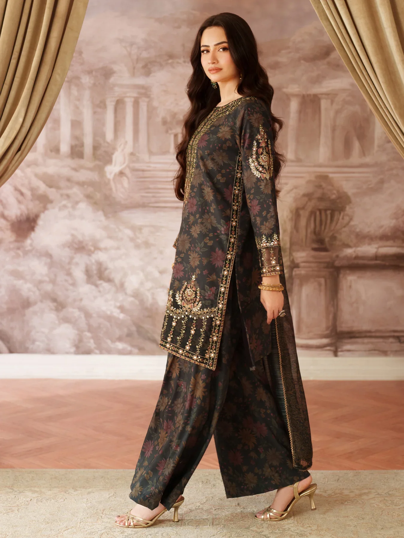 MOHAGNI - 3PC LAWN EMBROIDERED SHIRT WITH MANAAR PRINTED DUPATTA AND TROUSER - 999-BLK - Image 8