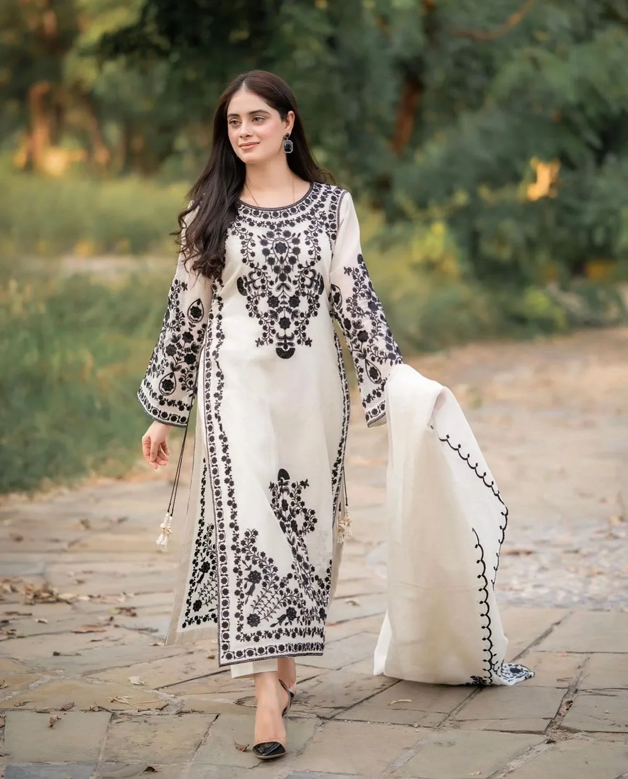Omal By Komal - 3PC LAWN Embroidered Suit - BFSIN174 - Image 4