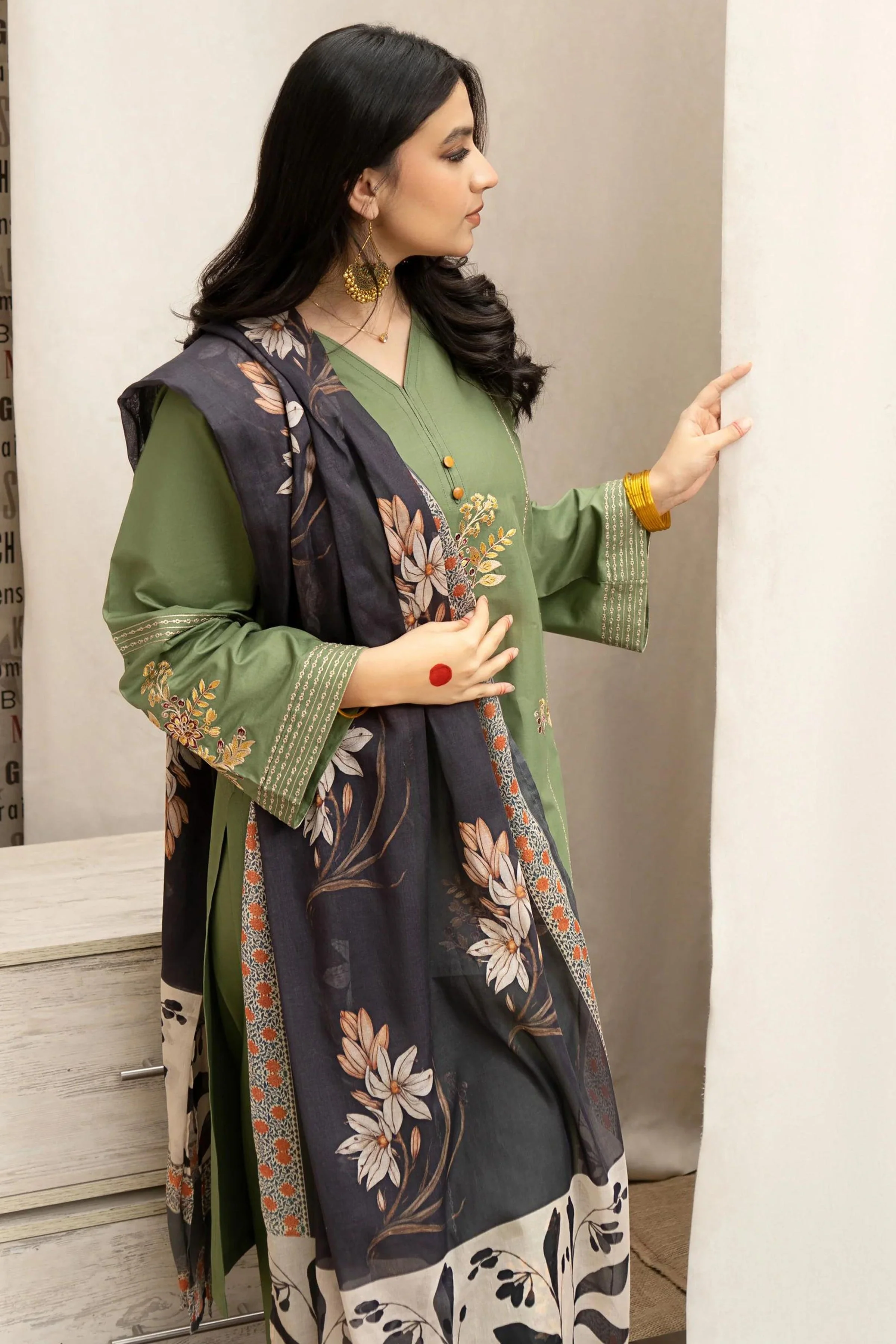 URGE - 3PC LAWN EMBROIDERED SHIRT WITH PASHMINA PRINTED SHAWL AND EMBROIDERED TROUSER - KPR1599 - Image 7