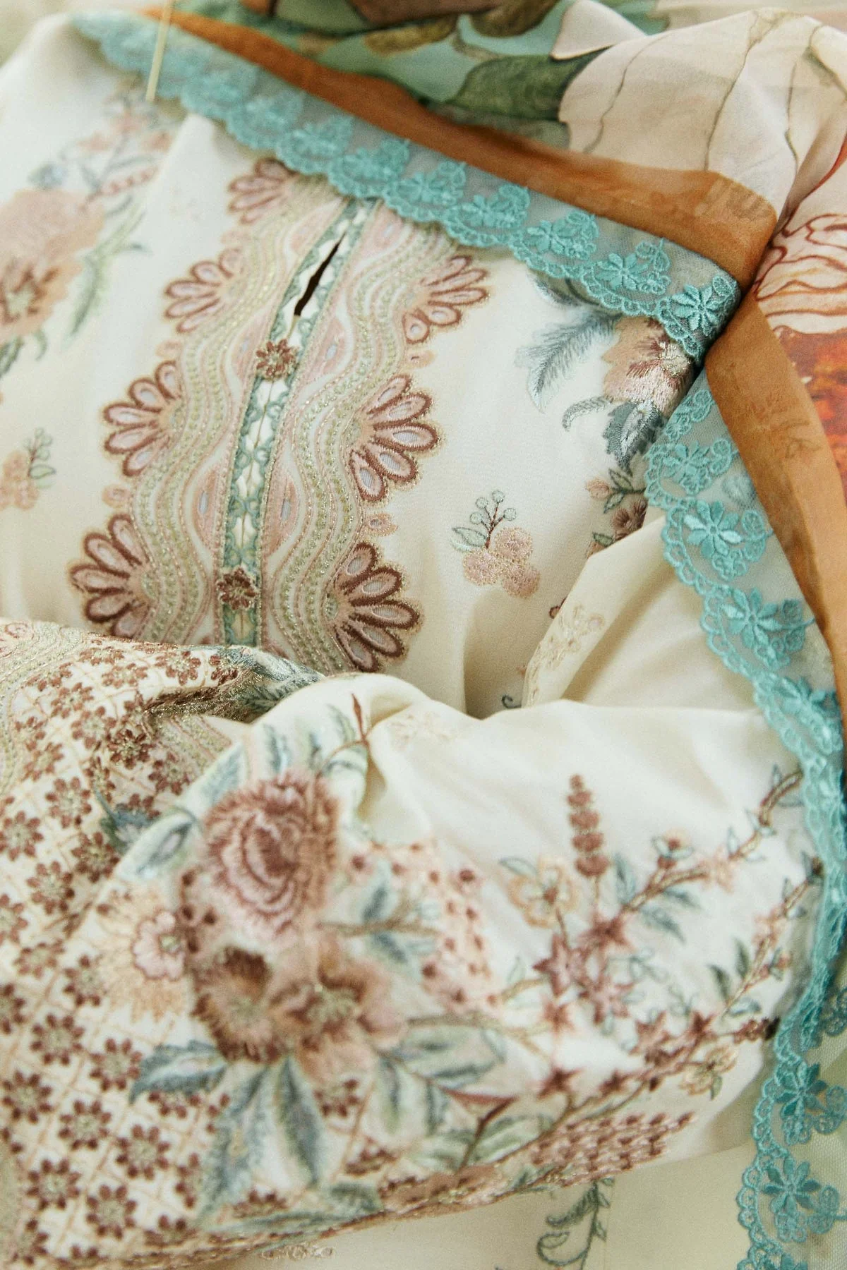 ZARA SHAJAHAN- 3PC LAWN EMBROIDERED SHIRT WITH LAWN  EMBROIDERED SHAWL AND TROUSER - KPR21 - Image 3